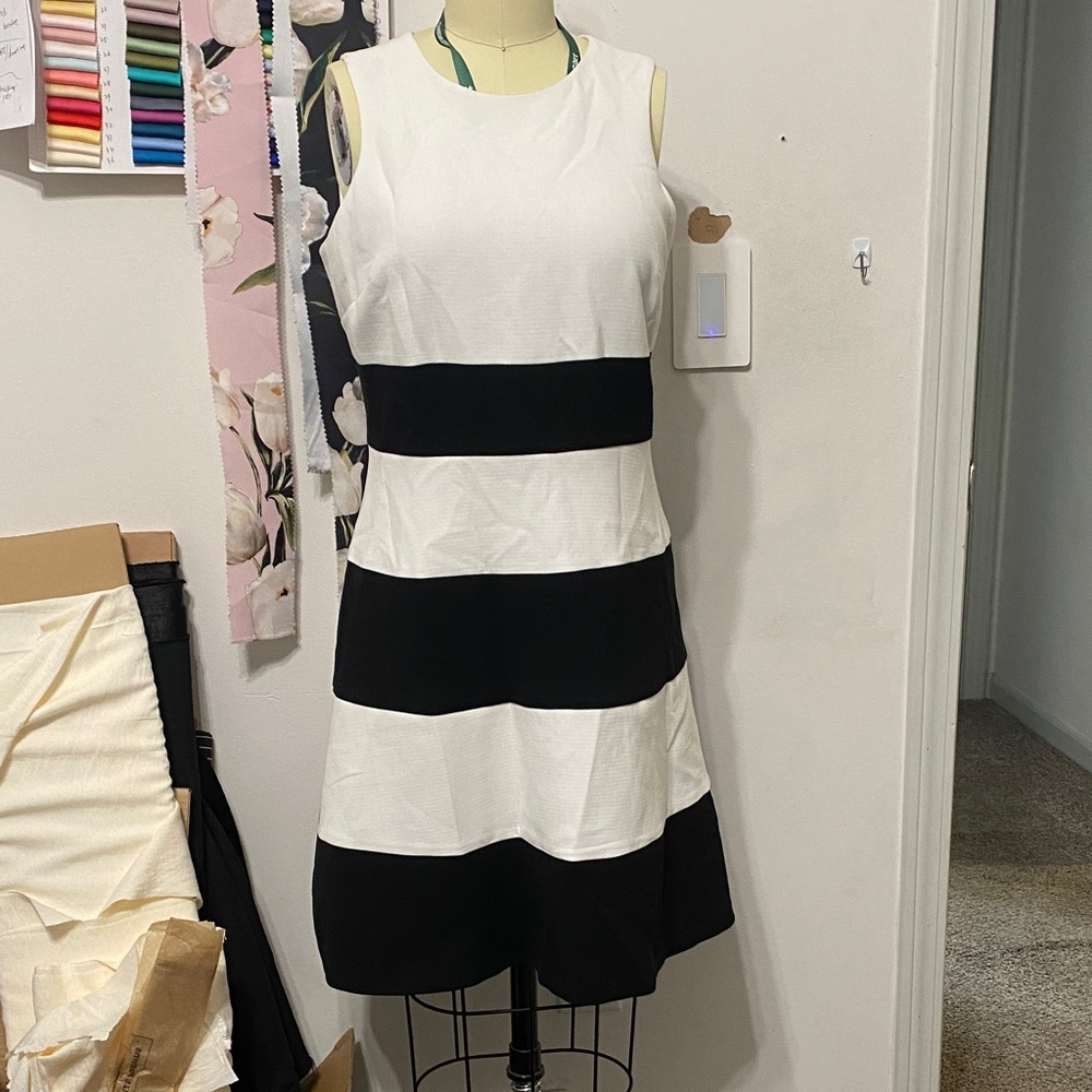 Elegant Monochrome Sleeveless Mini Dress